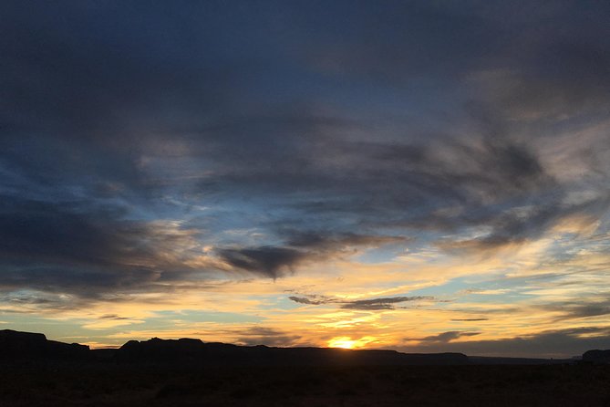 Sunset Tour of Monument Valley - Hogan Visit and Navajo Rug Weaving Demonstration