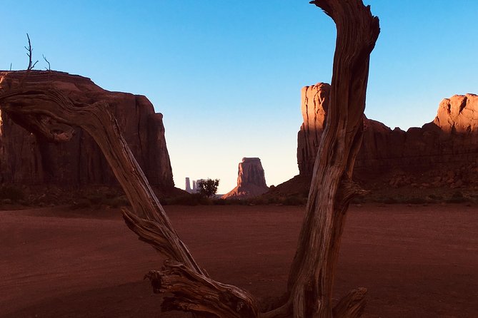 Sunset Tour of Monument Valley - Moccasin Arch, Big Hogan Arch, and Live Performance