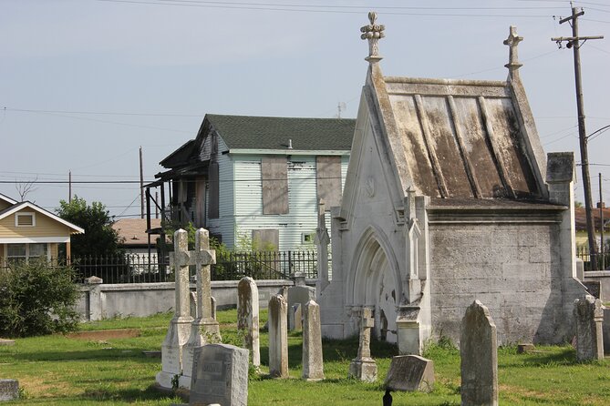The Galveston Cemetery Tour - Walk With The Dead! - The paranormal angle: what you can realistically expect to see