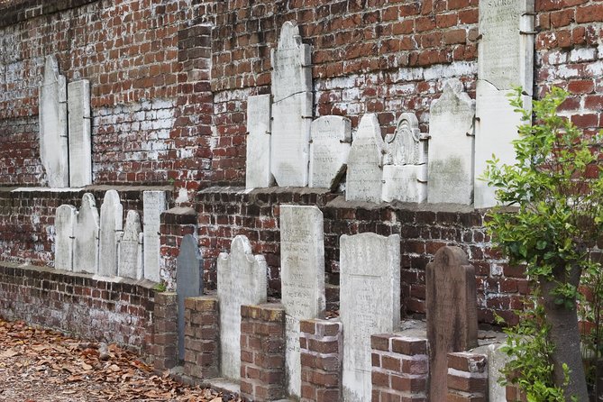 The Grave Tales Ghost Tour in Savannah - Family-friendly spooky: the “not too scary” sweet spot