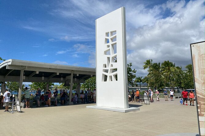 Tribute to Pearl Harbor Arizona Memorial and Honolulu City Tour - Downtown Honolulu pass-by: Capitol symbolism, royal power, and one famous statue