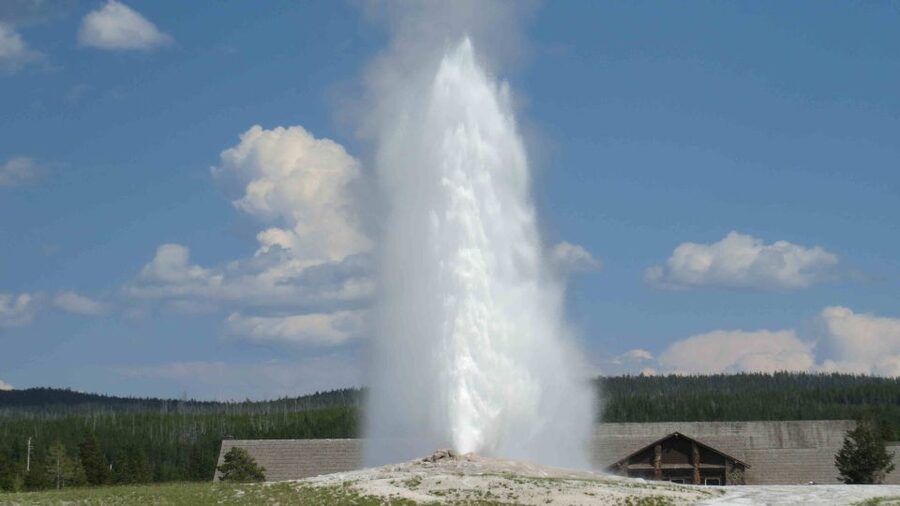 West Yellowstone: Yellowstone Day Tour Including Entry Fee - Food on the tour: breakfast plus a real picnic-style lunch